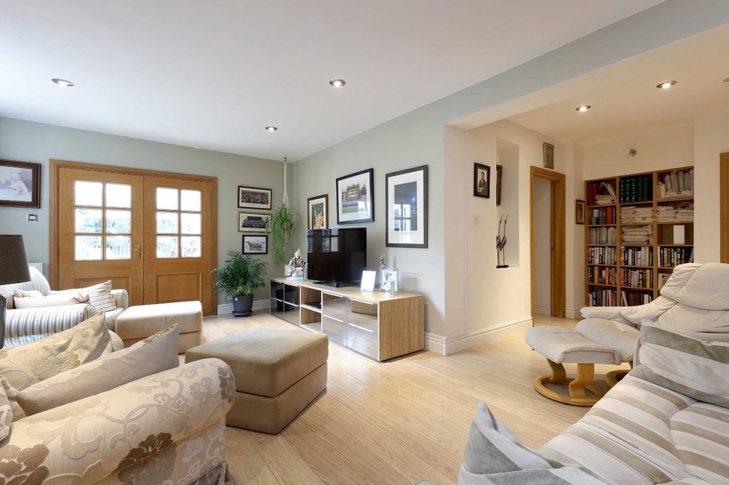 6 bed detached house for saleSeeleys Close, Beaconsfield, Buckinghamshire HP9 photo 4