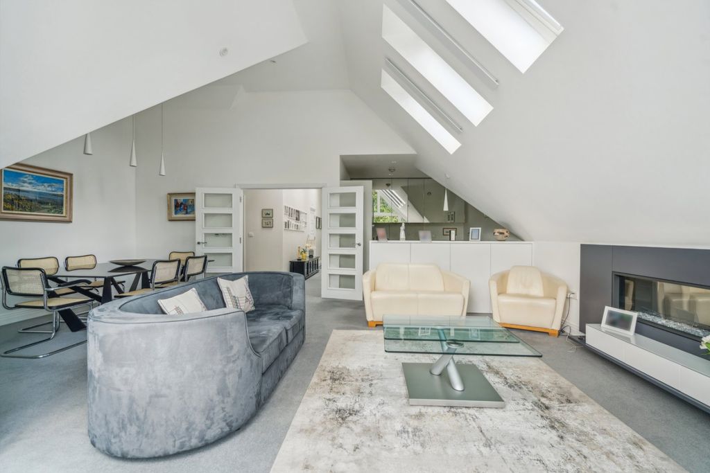 Additional image 16 of 3 bed flat for saleSouth Park Crescent, Gerrards Cross, Buckinghamshire SL9