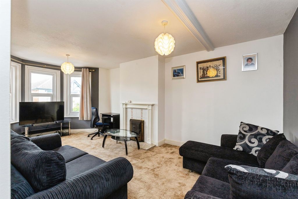 2 bed flat for saleMarkham Road, Bournemouth BH9 photo 5