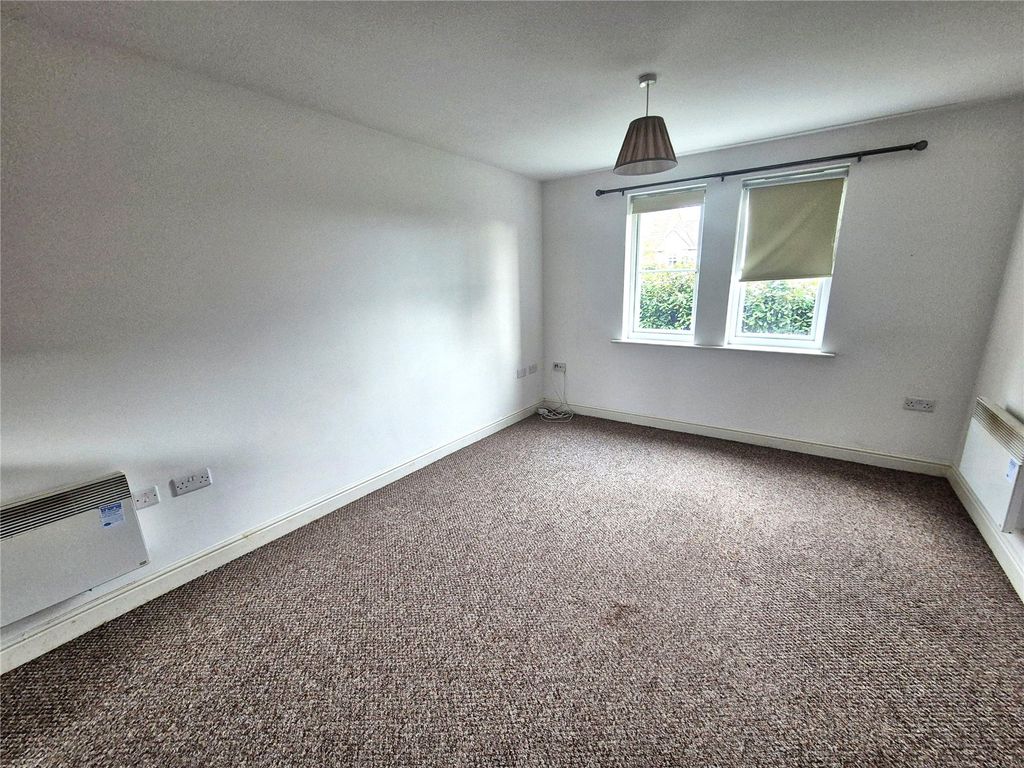 2 bed flat for salePendinas, Wrexham LL11 photo 5