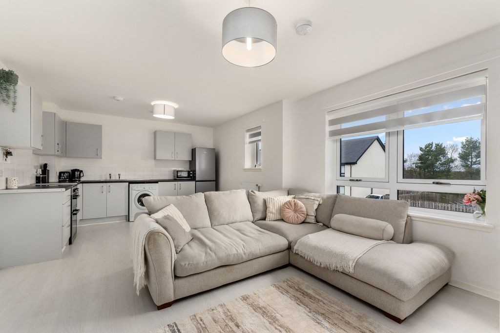 2 bed flat for saleBalmoral Drive, Harthill ML7 photo 2