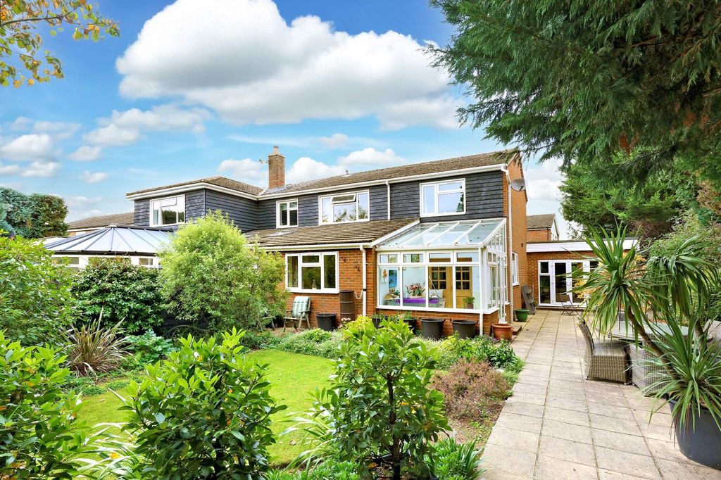 6 bed detached house for saleSeeleys Close, Beaconsfield, Buckinghamshire HP9 photo 3