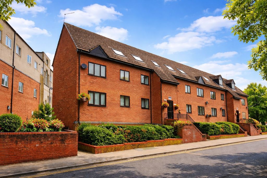 2 bed flat for saleGatcombe House, Portland Road, Rushden NN10