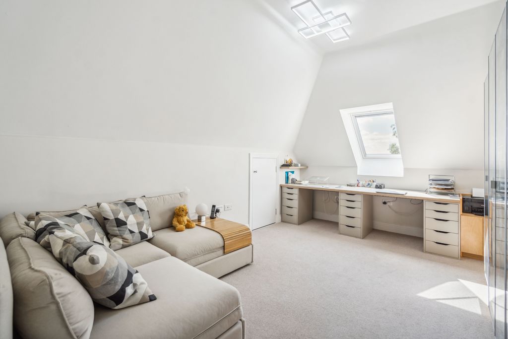 Additional image 17 of 3 bed flat for saleSouth Park Crescent, Gerrards Cross, Buckinghamshire SL9