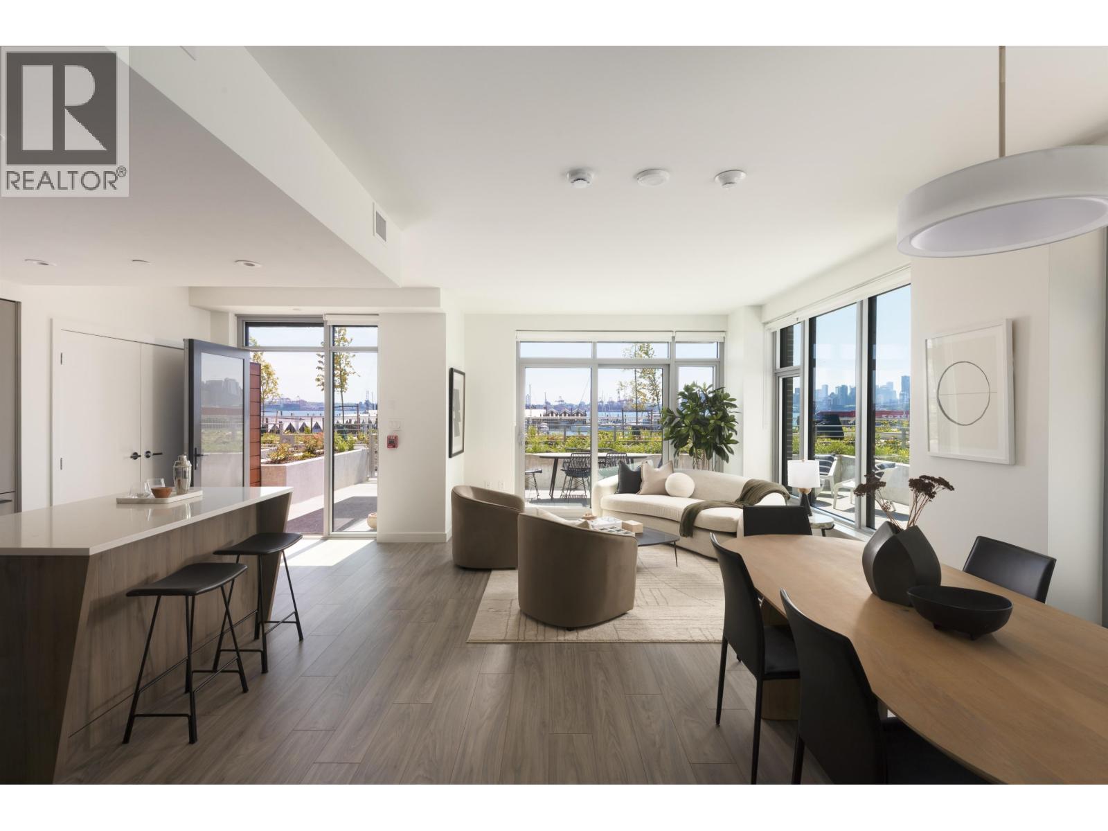 TH112 755 HARBOURSIDE DRIVE