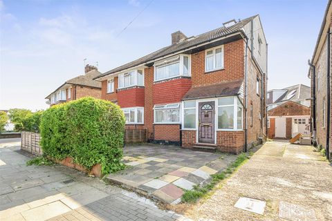 Lynford Gardens, Edgware HA8
