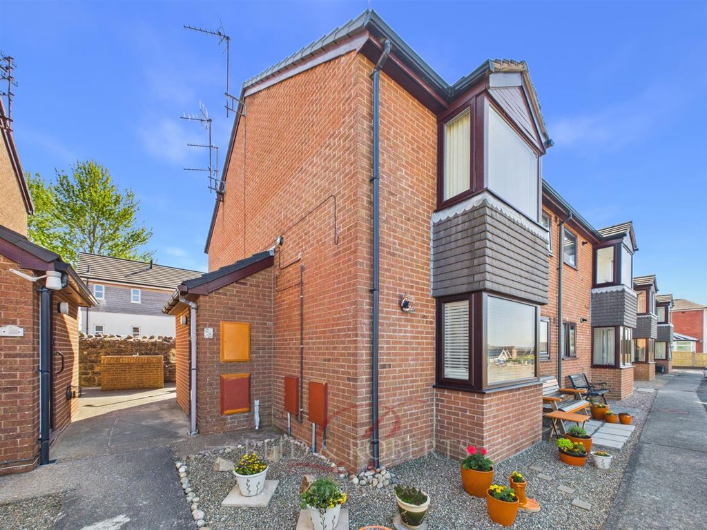 2 bed flat for salePark Road, Coedpoeth, Wrexham LL11