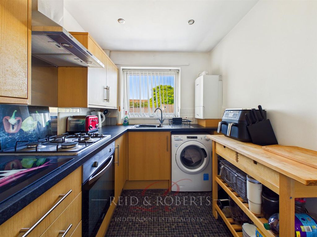 2 bed flat for salePark Road, Coedpoeth, Wrexham LL11 photo 3