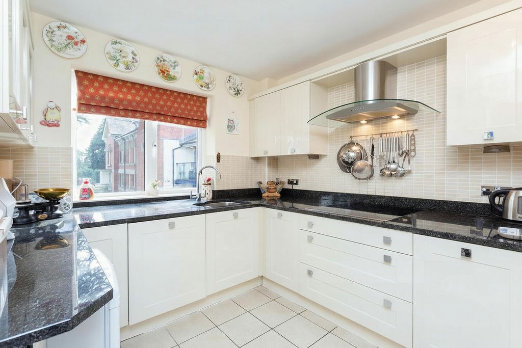 2 bed flat for saleElmhurst, Bowgreave PR3 photo 2