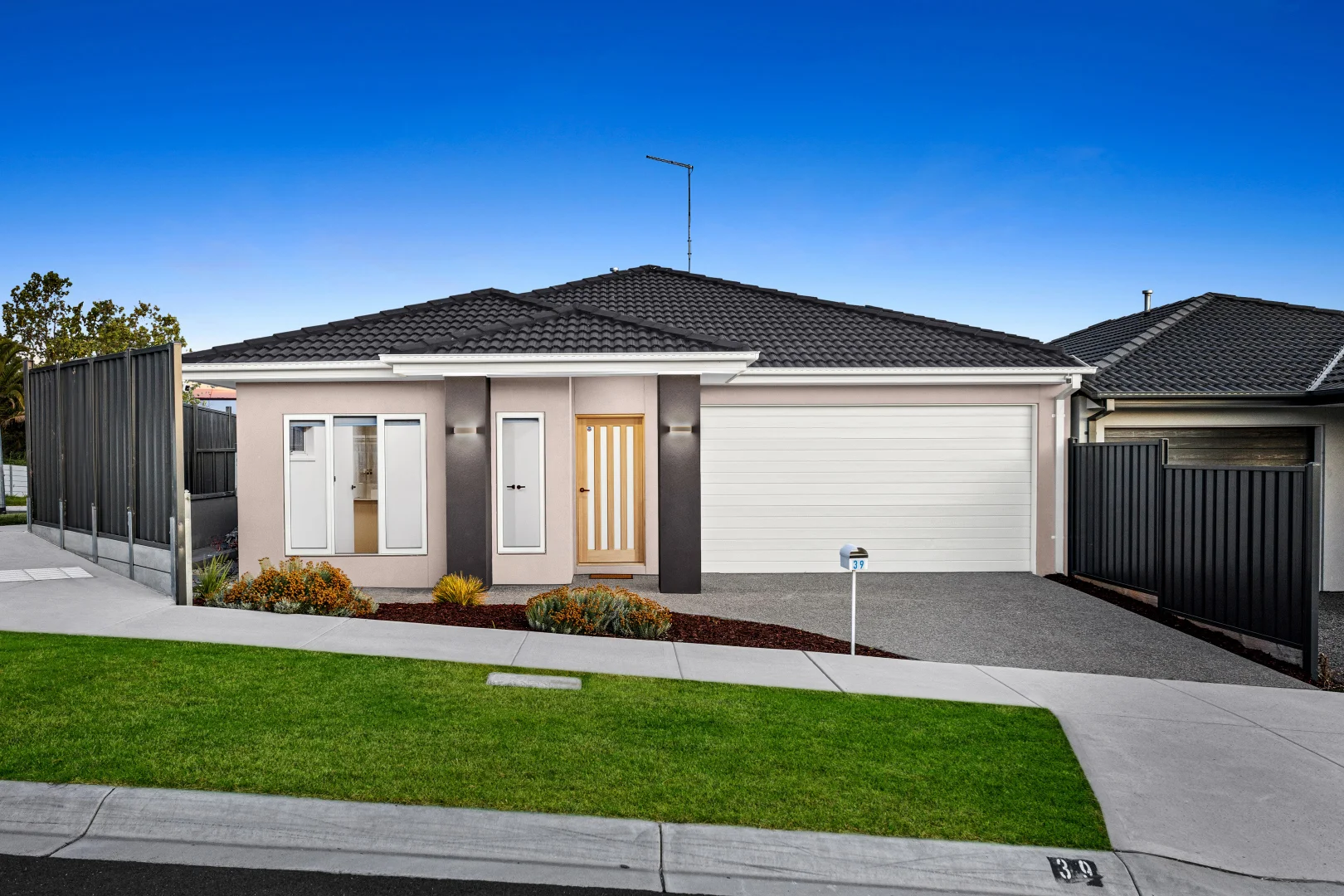 39 Dangelo Avenue, Officer VIC 3809 photo 2