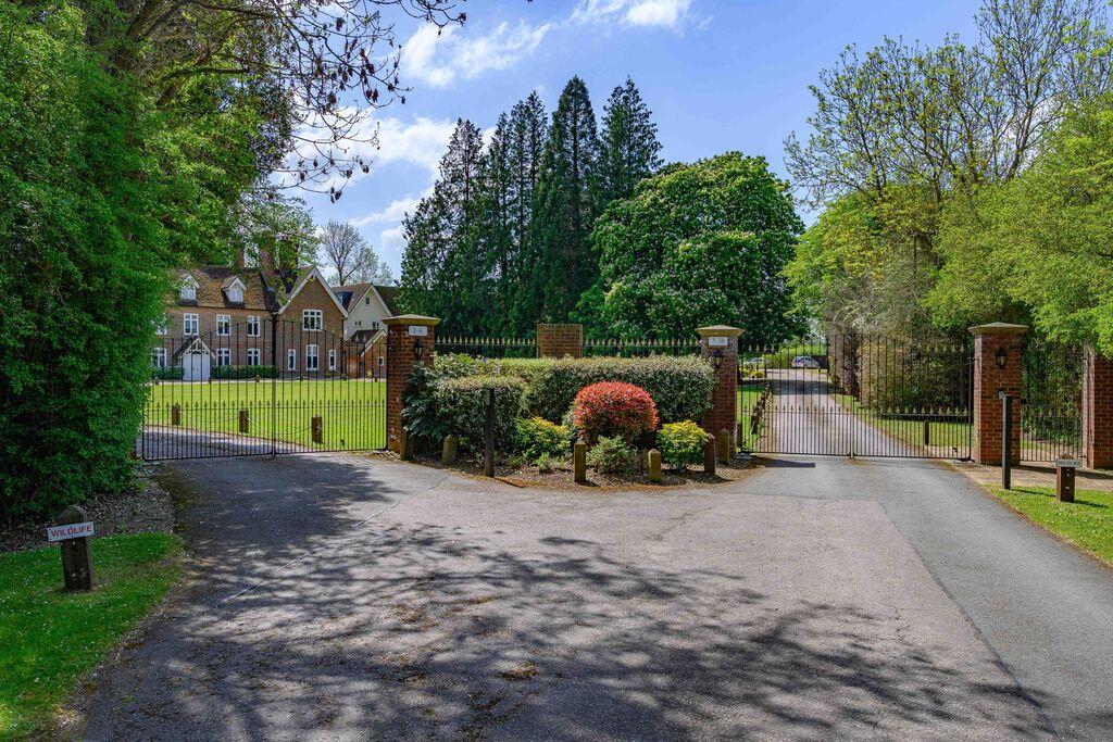 Astwick Manor, Coopers Green Lane photo 2