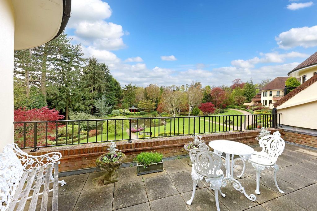 3 bed flat for saleWaterglades, Knotty Green, Beaconsfield, Buckinghamshire HP9 photo 5
