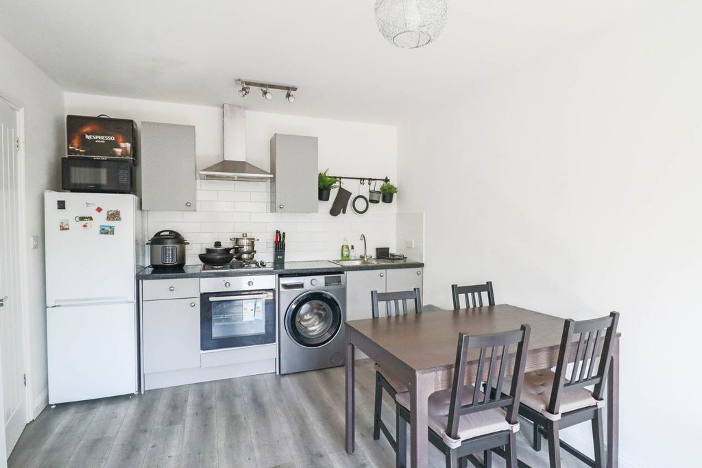2 bed flat for saleRoyal Crescent, Great First Time Buyers Apartment BS23 photo 5