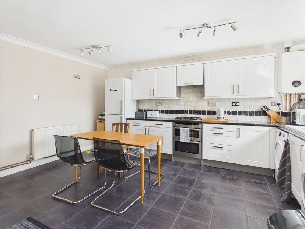 2 bed flat for saleThe Broadway, Farnham Common, Buckinghamshire SL2