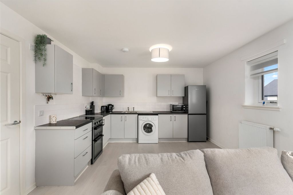 2 bed flat for saleBalmoral Drive, Harthill ML7 photo 5