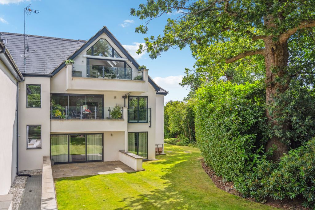 Additional image 23 of 3 bed flat for saleSouth Park Crescent, Gerrards Cross, Buckinghamshire SL9