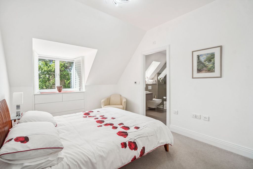 Additional image 8 of 3 bed flat for saleSouth Park Crescent, Gerrards Cross, Buckinghamshire SL9