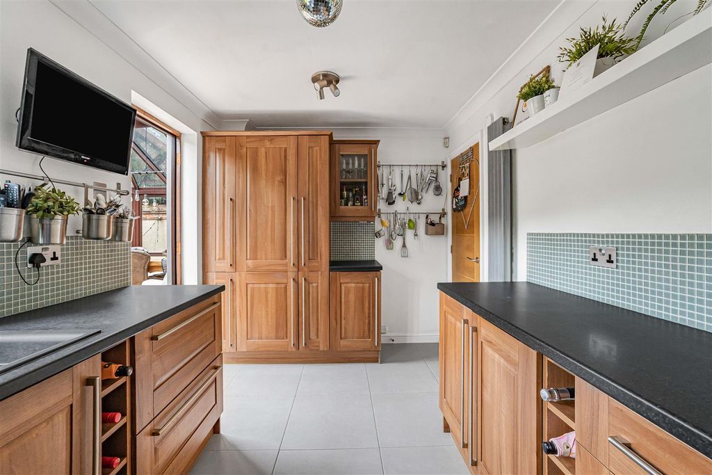 Additional image 3 of 4 bed detached house for saleRutland Gate, Maidenhead SL6