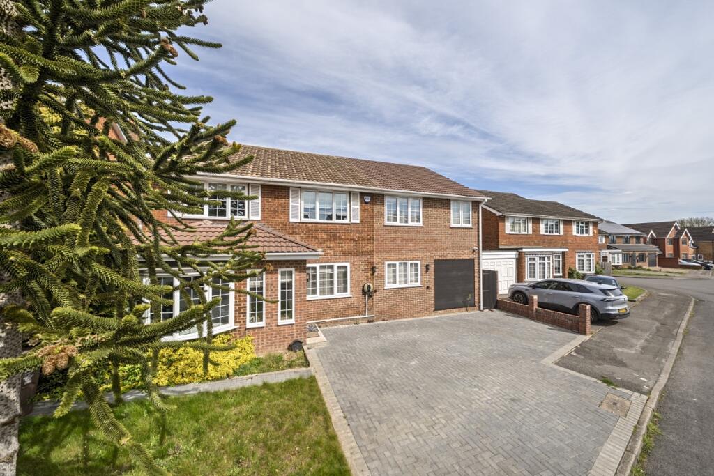 Suffolk Close St. Albans AL2