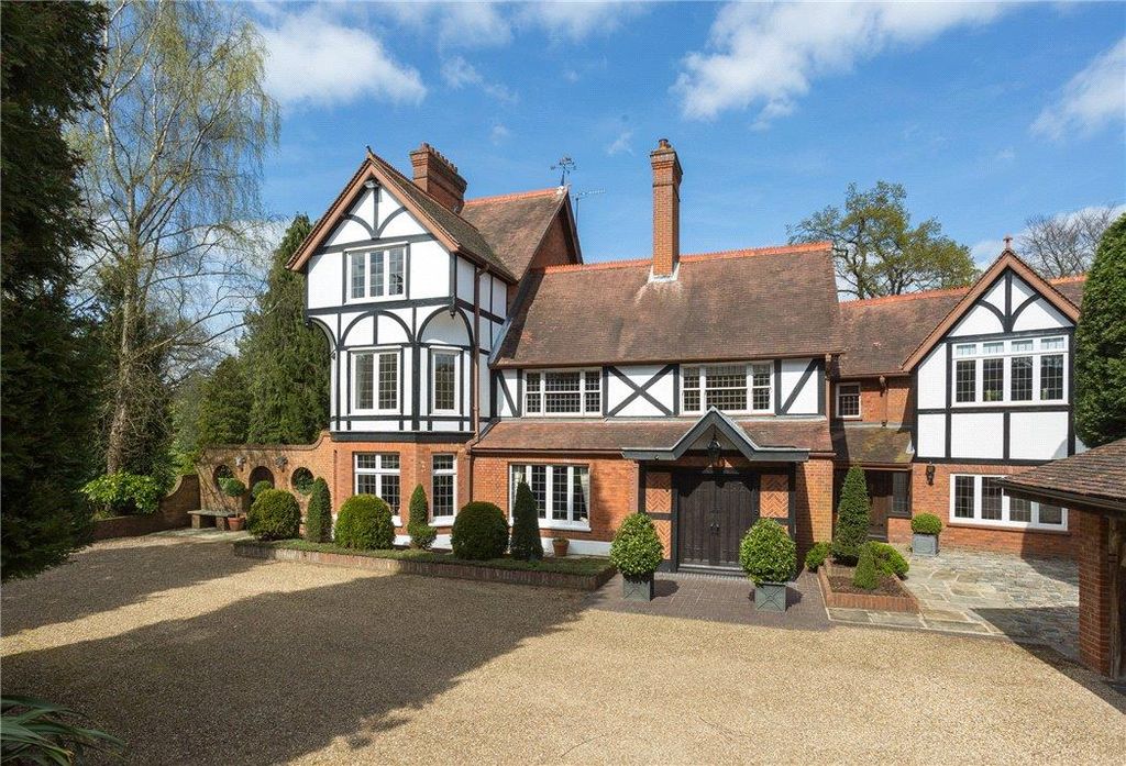 5 bed link detached house for saleBishopsgate Road, Englefield Green, Surrey TW20