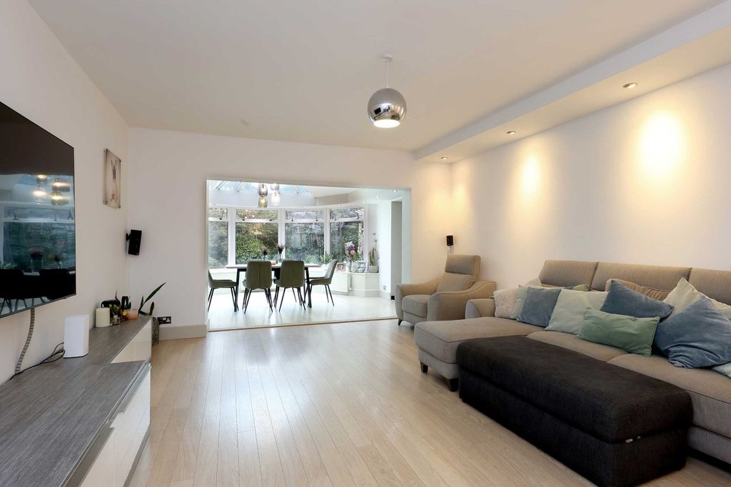 6 bed detached house for saleSeeleys Close, Beaconsfield, Buckinghamshire HP9 photo 5