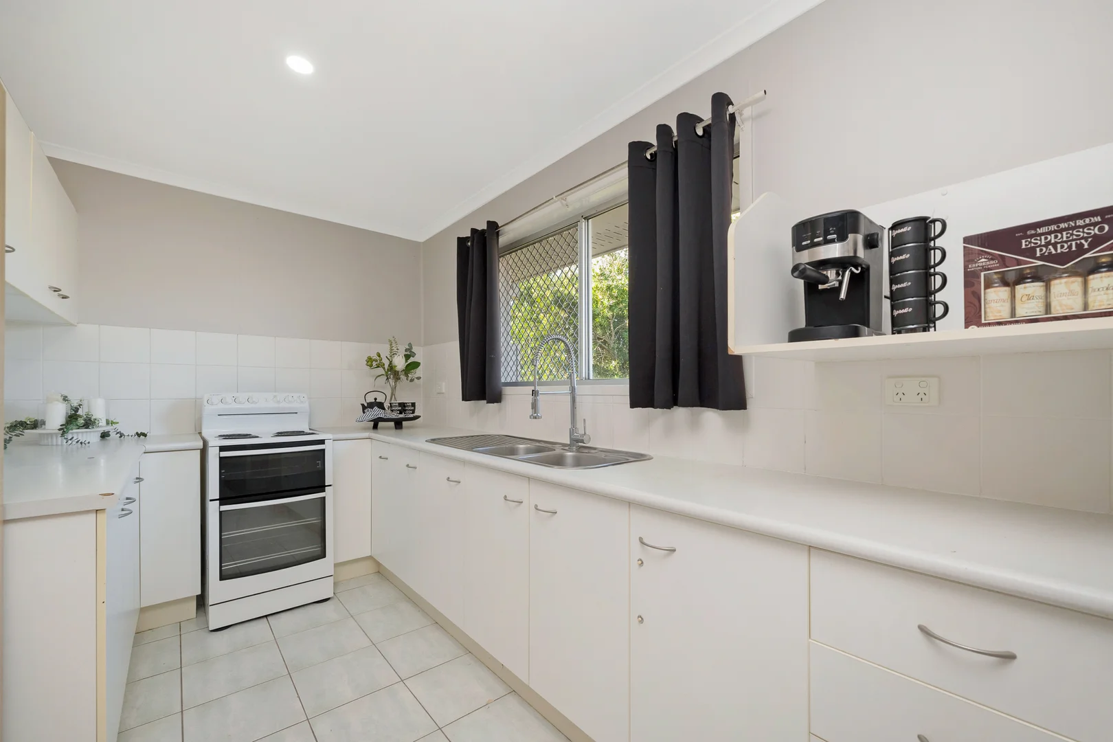 8 Josephine Crescent, Rasmussen QLD 4815 photo 3