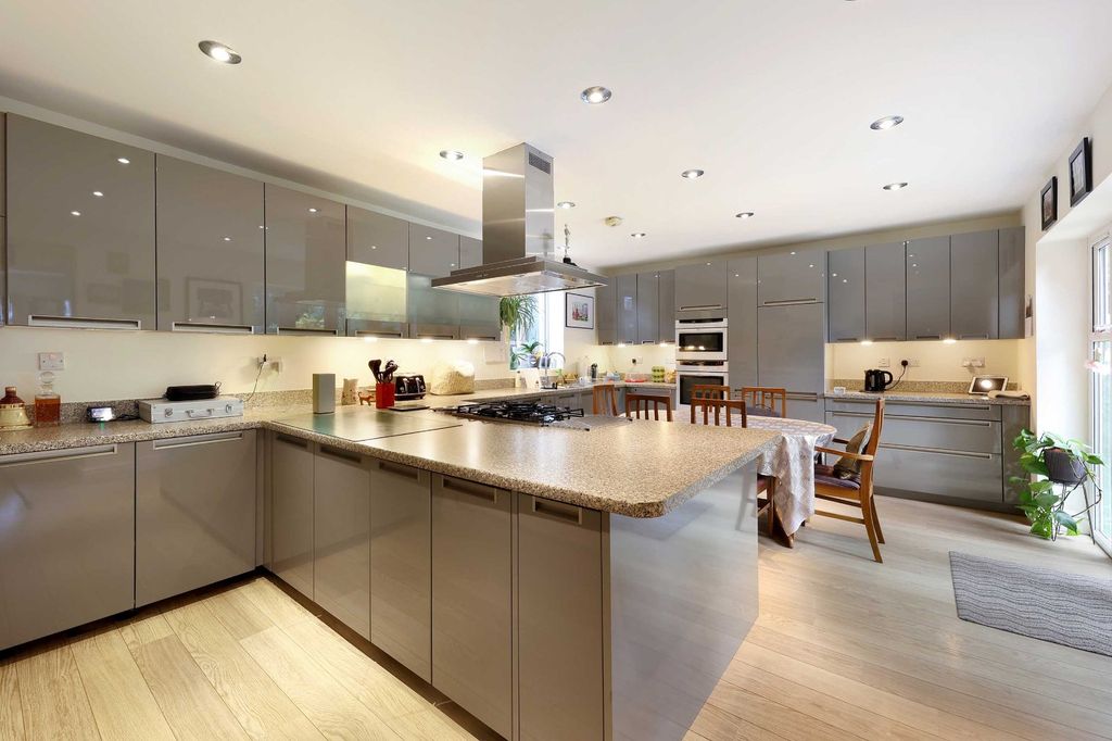 6 bed detached house for saleSeeleys Close, Beaconsfield, Buckinghamshire HP9 photo 2