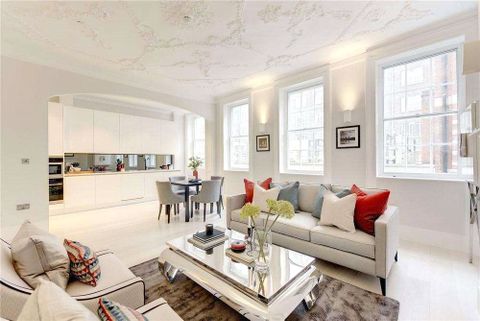 Warwick Court, London WC1R