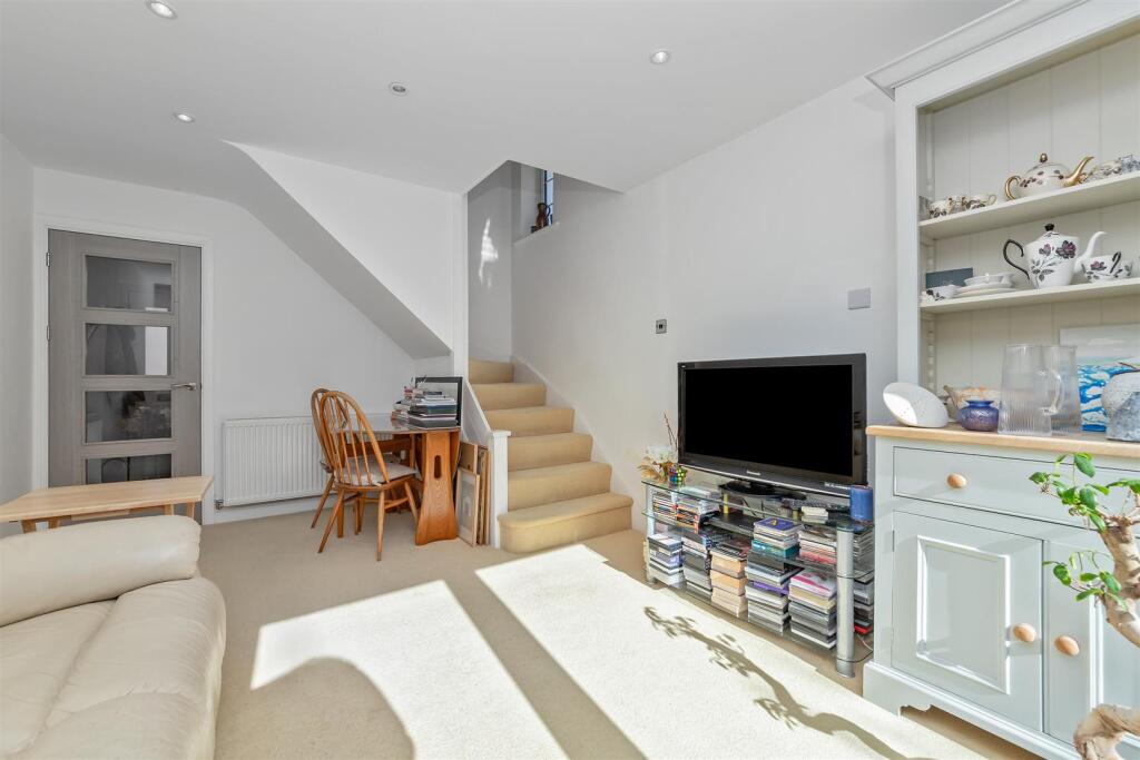 Wilstone Drive, Jersey Farm, St Albans photo 4
