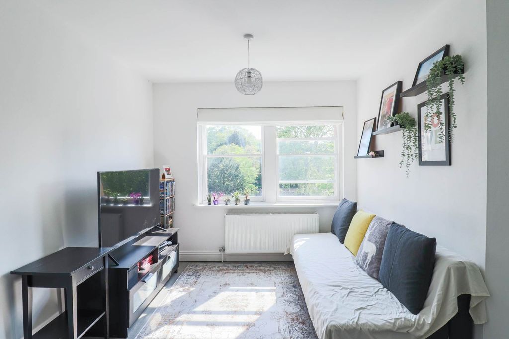 2 bed flat for saleRoyal Crescent, Great First Time Buyers Apartment BS23 photo 2