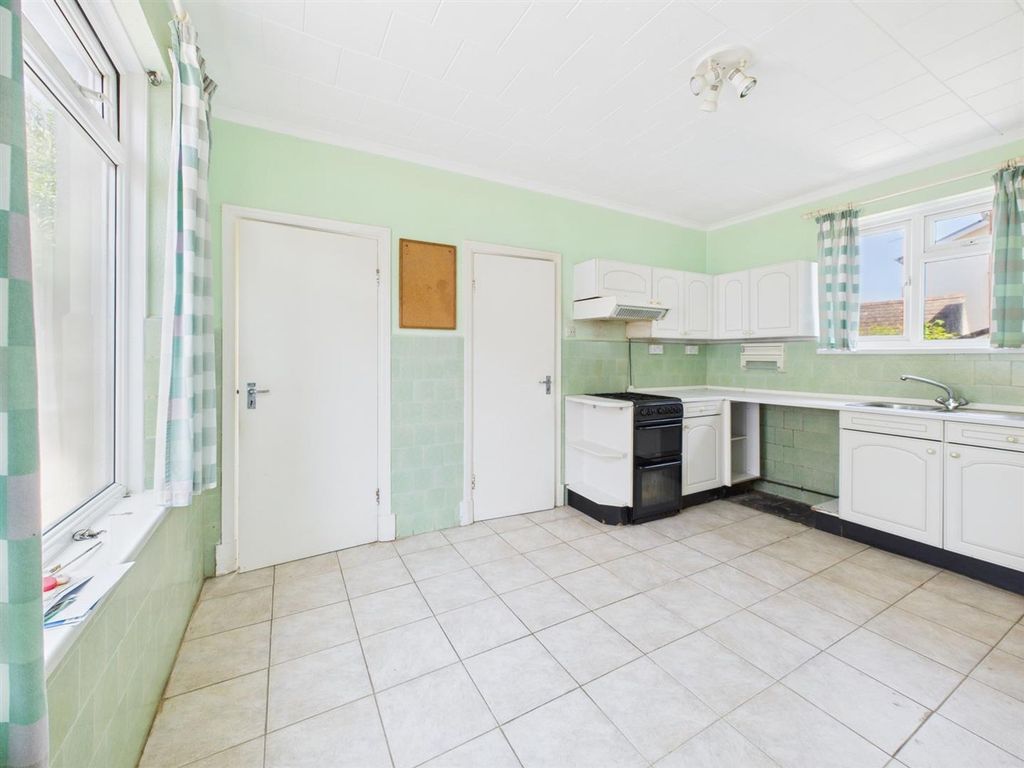 2 bed detached bungalow for salePointfields Crescent, Hakin SA73 photo 5