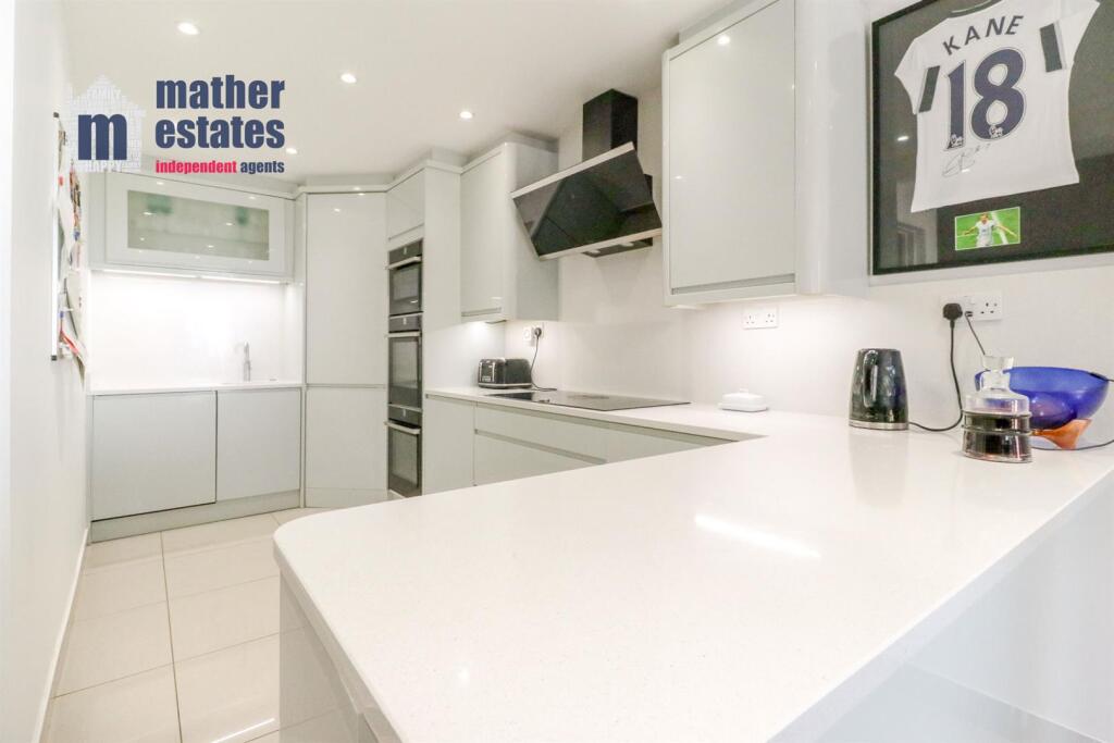 Lark Rise, Birds & Trees Area, Hatfield photo 3