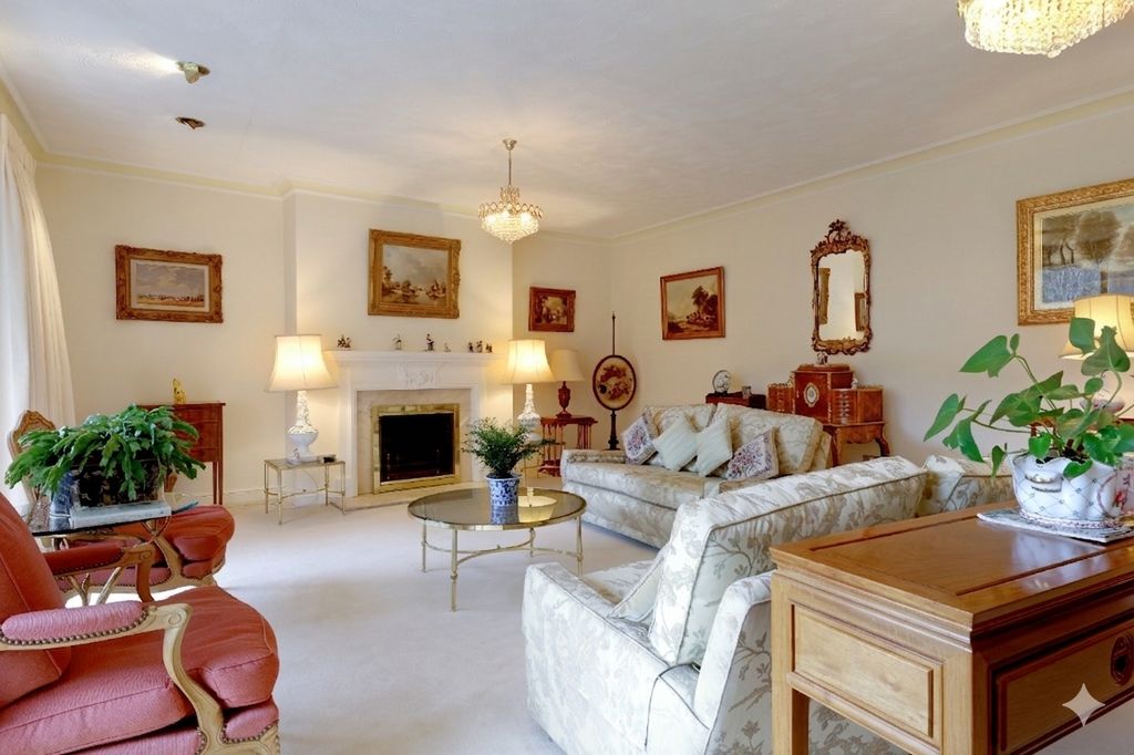 3 bed flat for saleWaterglades, Knotty Green, Beaconsfield, Buckinghamshire HP9 photo 2