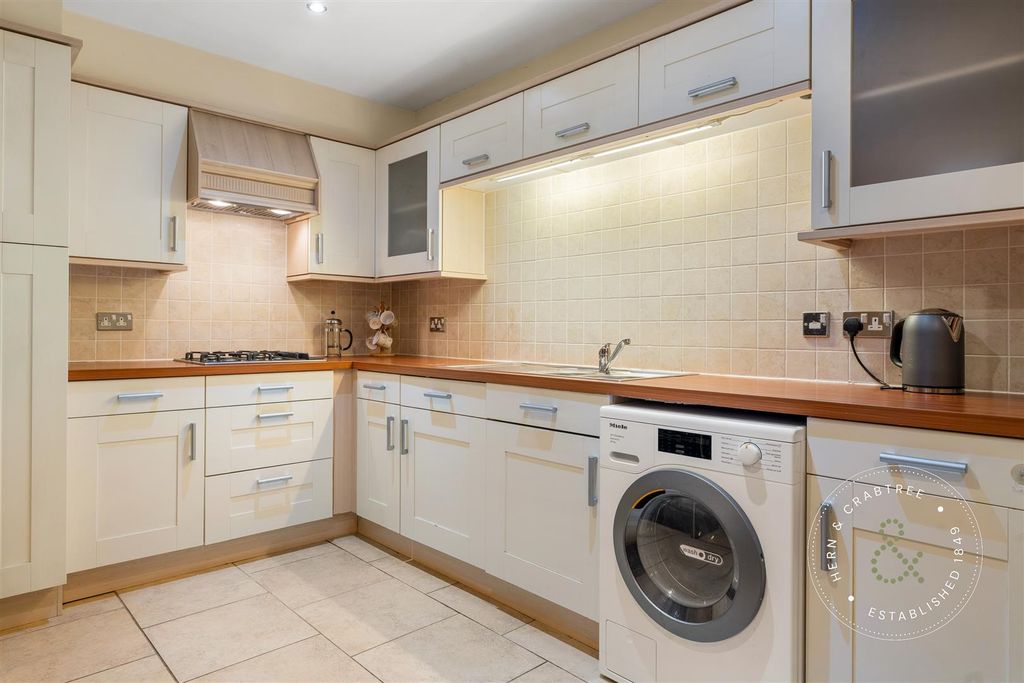 2 bed flat for saleCyncoed Gardens, Cardiff CF23 photo 5
