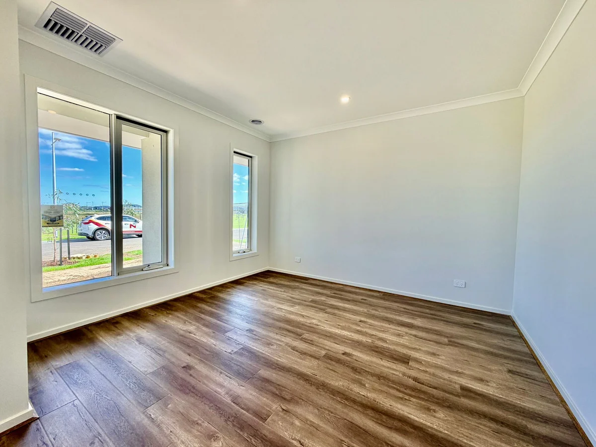 98 Jagged Circuit, Tarneit VIC 3029 photo 4