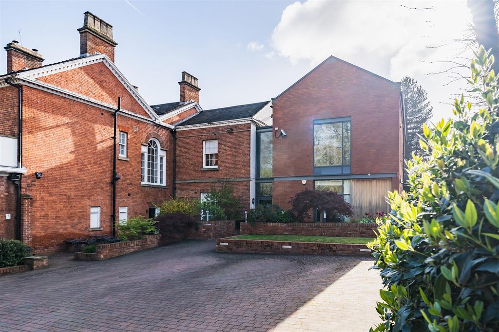 3 bed flat for salePorter Brook View, Sheffield S11 photo 2