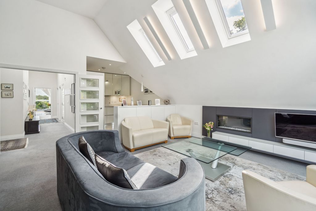 Additional image 11 of 3 bed flat for saleSouth Park Crescent, Gerrards Cross, Buckinghamshire SL9