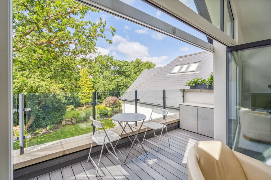Additional image 2 of 3 bed flat for saleSouth Park Crescent, Gerrards Cross, Buckinghamshire SL9