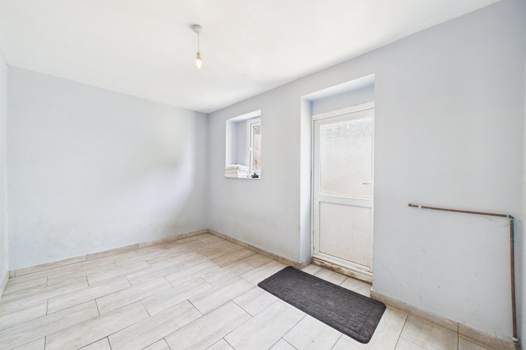 Additional image 5 of 3 bed semi-detached house for saleNorcot Road, Tilehurst, Reading, Berkshire RG30