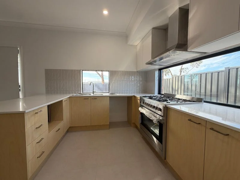 4 Andria Drive, Tarneit VIC 3029 photo 2