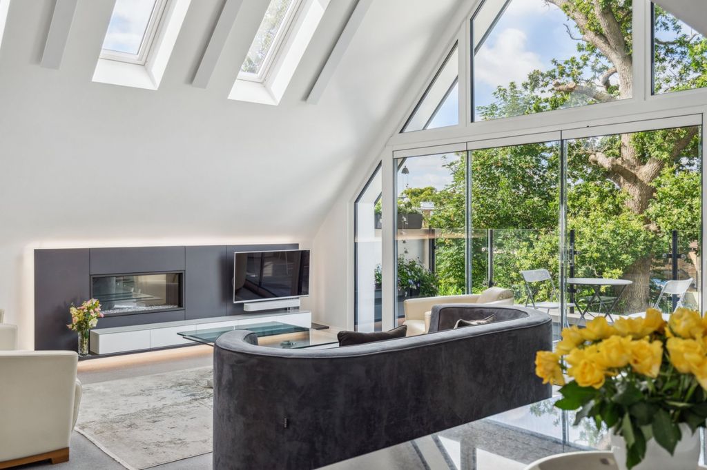 Additional image 4 of 3 bed flat for saleSouth Park Crescent, Gerrards Cross, Buckinghamshire SL9