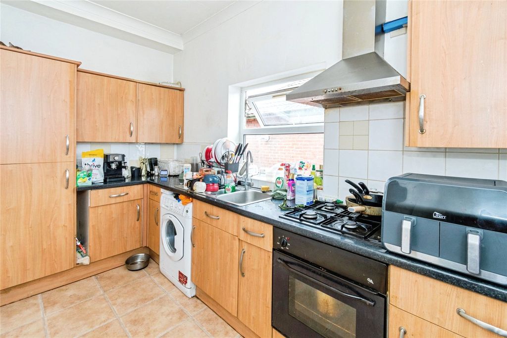 Additional image 10 of 4 bed flat for salePark Road, Freemantle, Southampton, Hampshire SO15