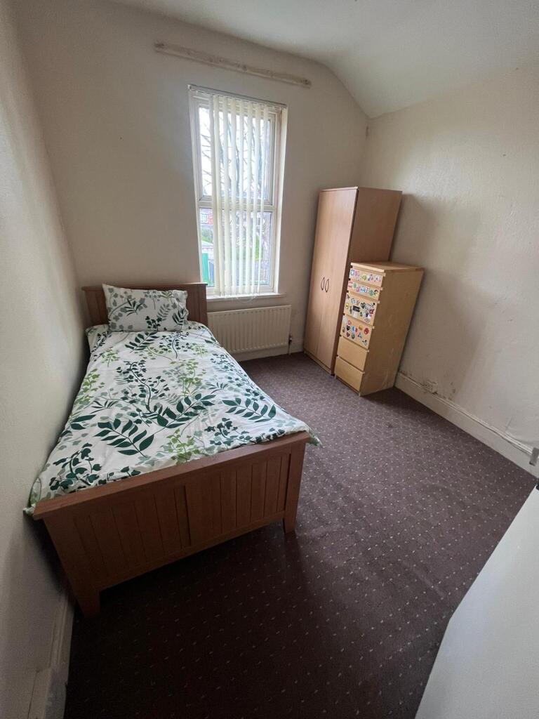 Additional image 2 of Room Available In Alexander rd, B27