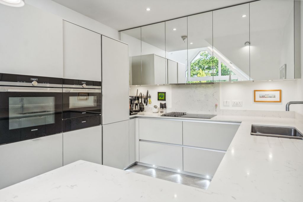 Additional image 13 of 3 bed flat for saleSouth Park Crescent, Gerrards Cross, Buckinghamshire SL9