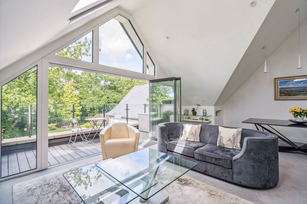 Additional image 6 of 3 bed flat for saleSouth Park Crescent, Gerrards Cross, Buckinghamshire SL9