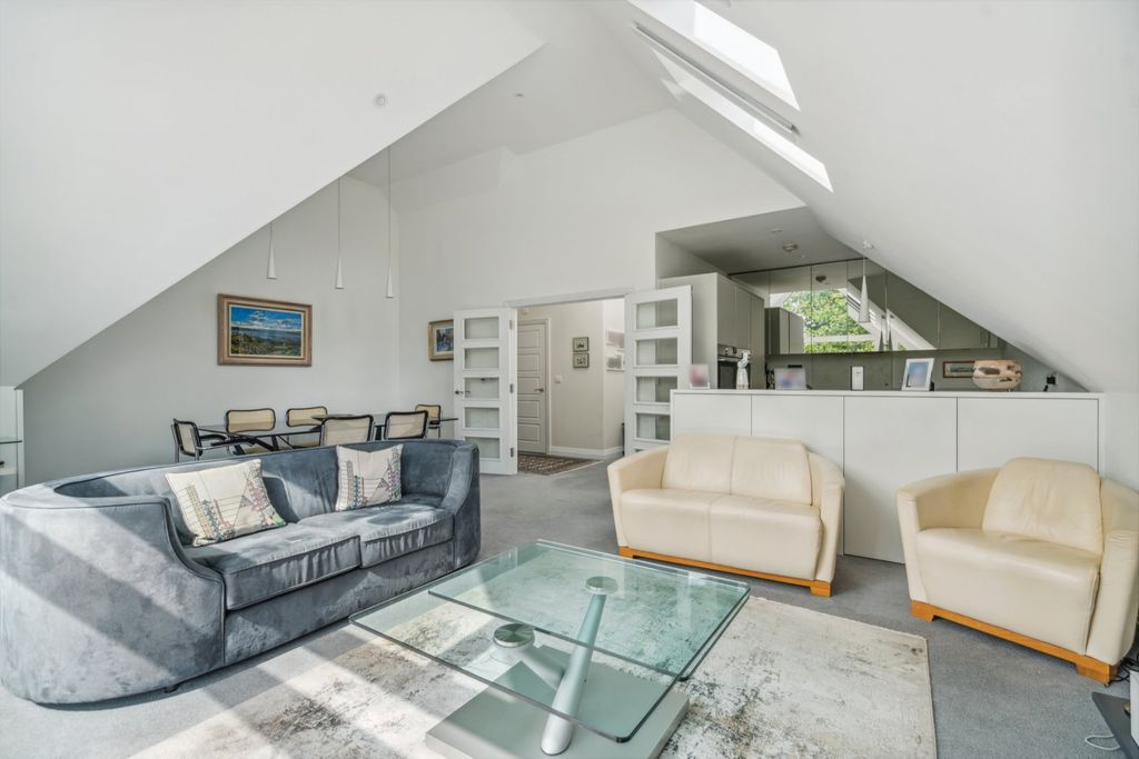 Additional image 15 of 3 bed flat for saleSouth Park Crescent, Gerrards Cross, Buckinghamshire SL9