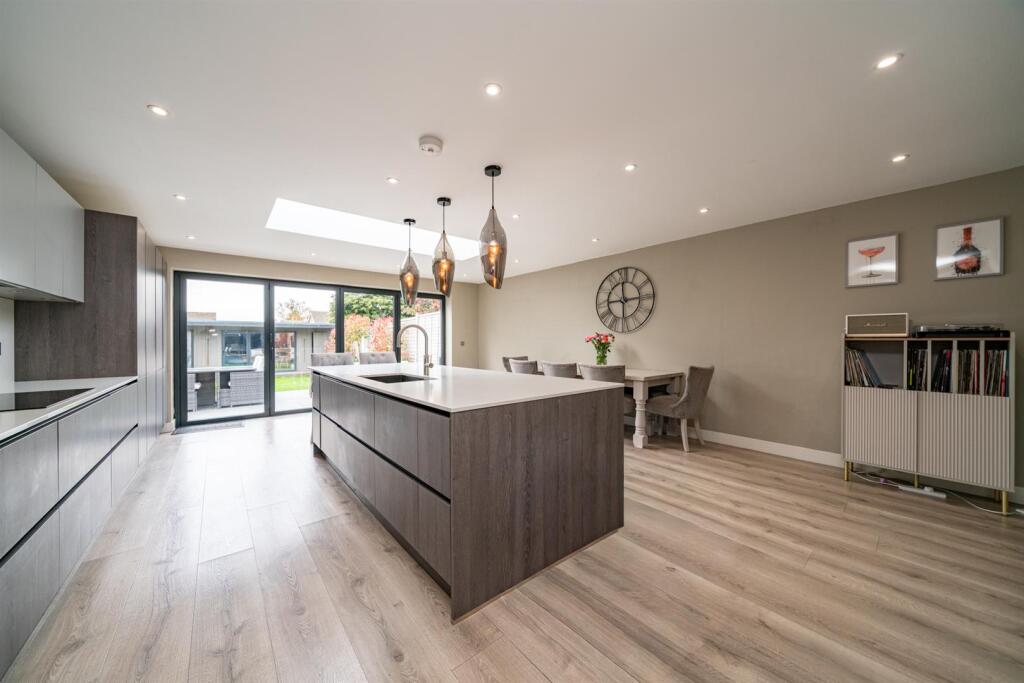 Rowlatt Drive, St. Albans photo 3