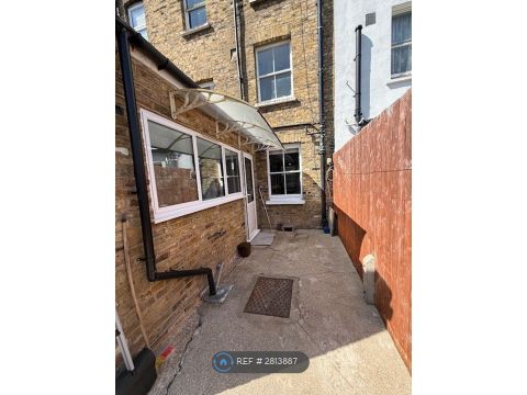 Henshaw St, London SE17