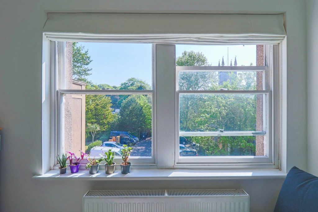 2 bed flat for saleRoyal Crescent, Great First Time Buyers Apartment BS23 photo 3