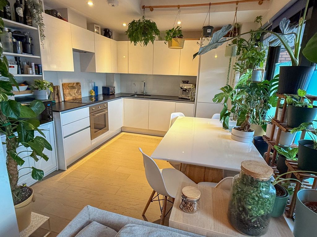 Additional image 4 of 1 bed flat for saleOverbridge Square, Newbury, Newbury RG14